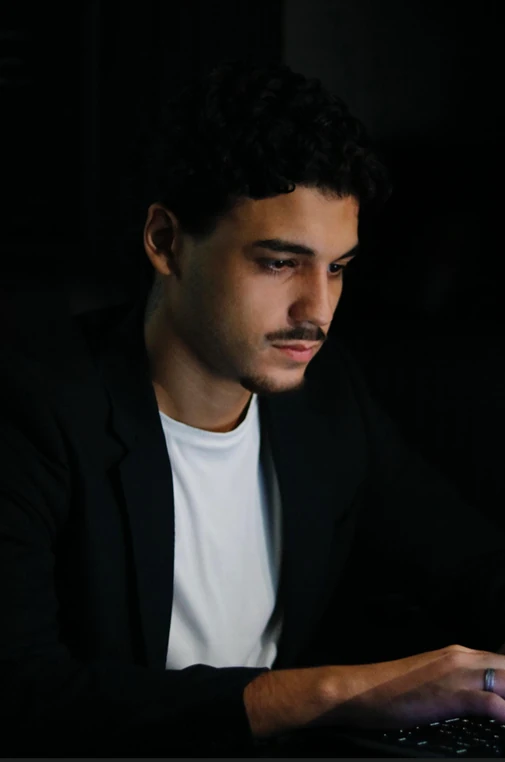 Web designer trabalhando em seu computador